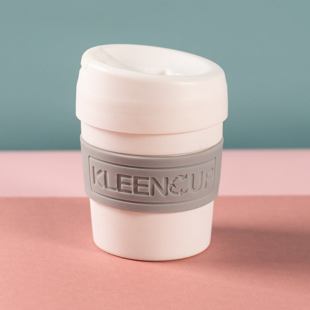 Sustainable coffee mugs with lids and non-slip silicone bands