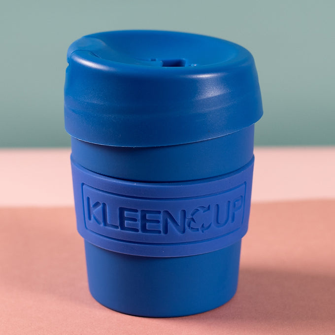 Sustainable coffee mugs with lids and non-slip silicone bands