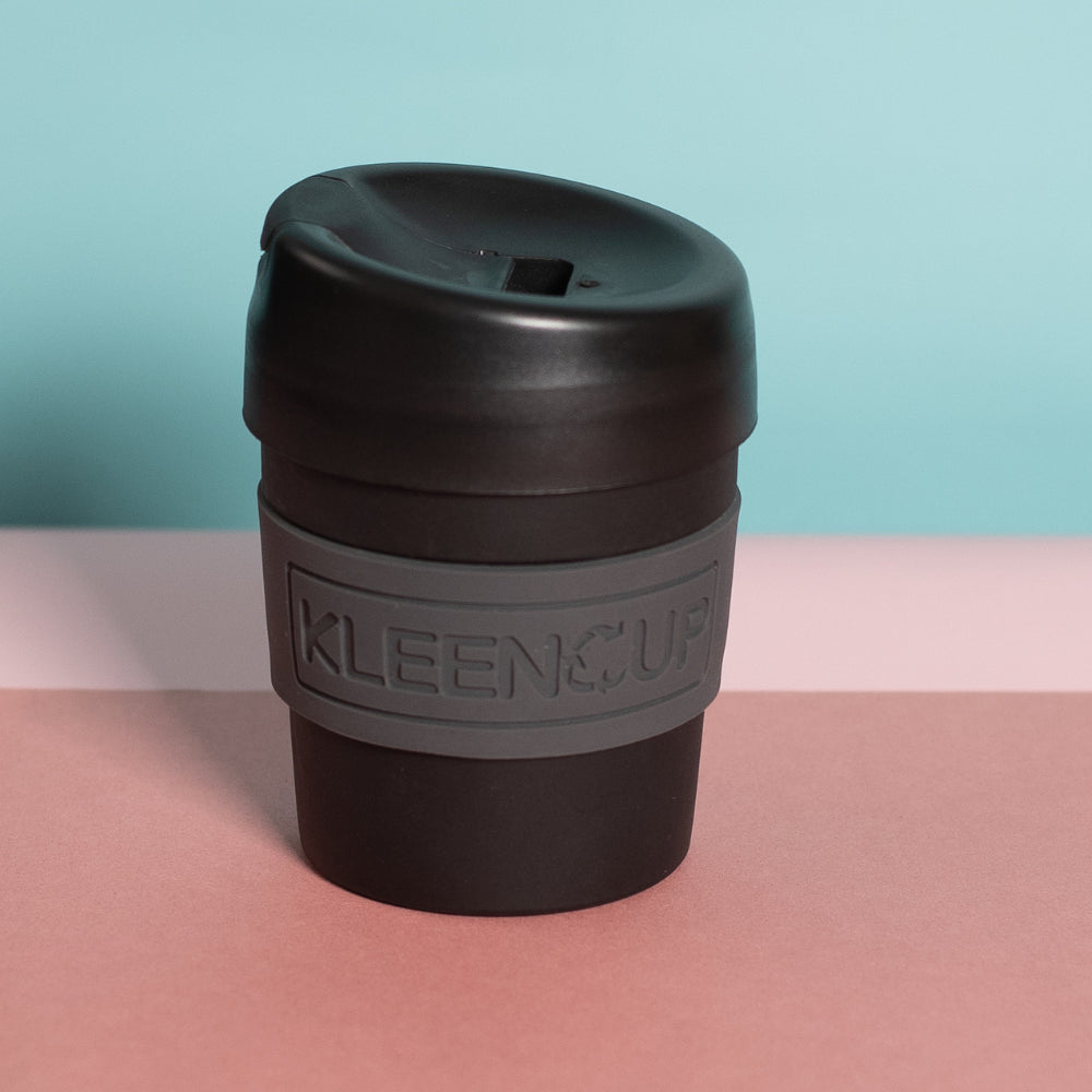 Sustainable coffee mugs with lids and non-slip silicone bands