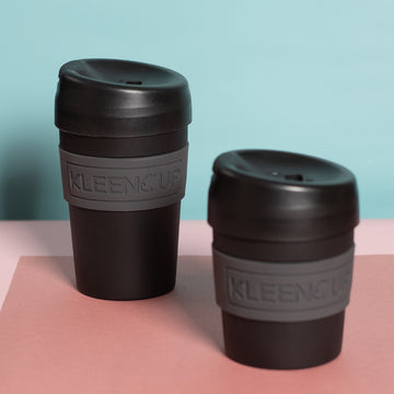 Sustainable coffee mugs with lids and non-slip silicone bands